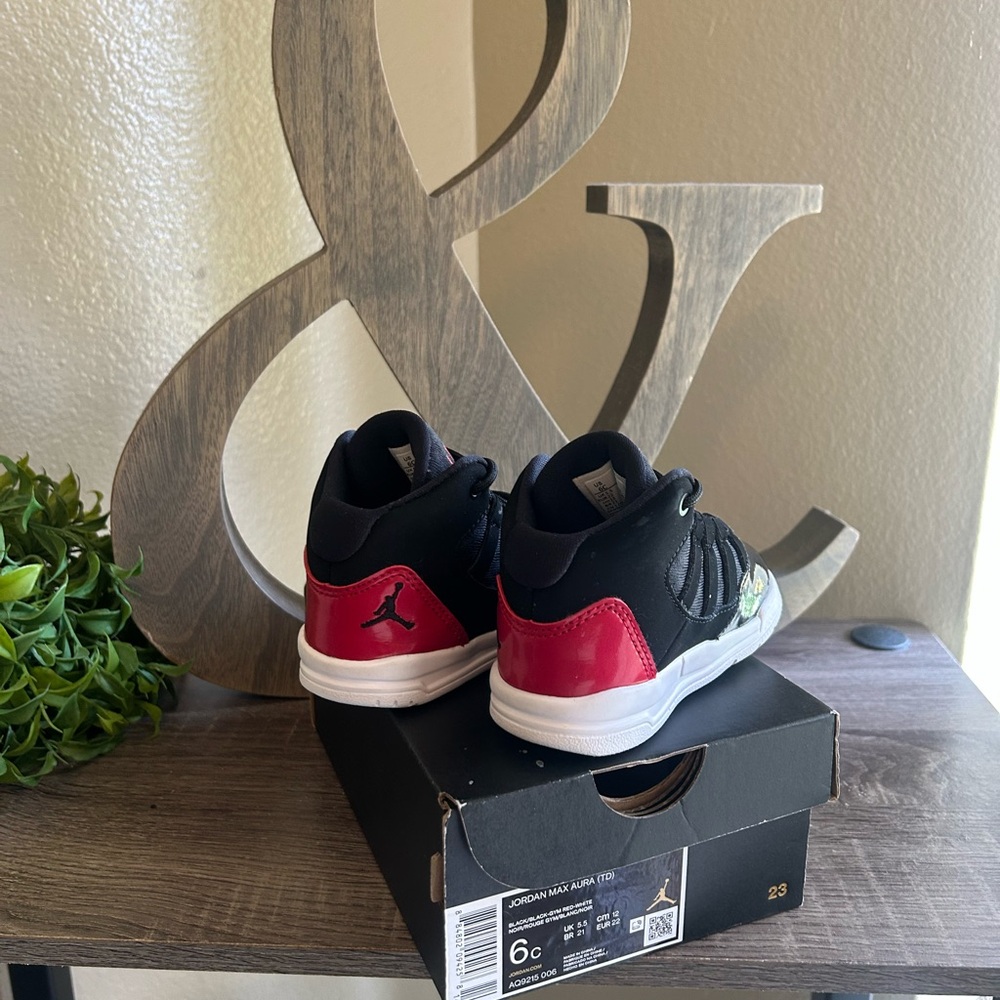 Jordan max aura (TD) toddler Sz 6c black/red
